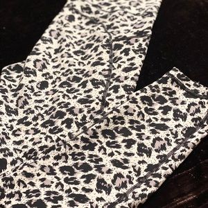 Snow Leopard Pocket Brilliant Hi-Rise 7/8 24"